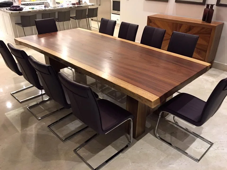 Comedor con mesa de madera maciza de una sola pieza y credenza a juego
